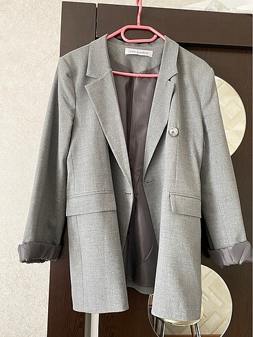 Gri blazer çeker