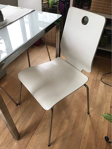 Beden Beyaz cam masa. Ikea. 3 sandalye