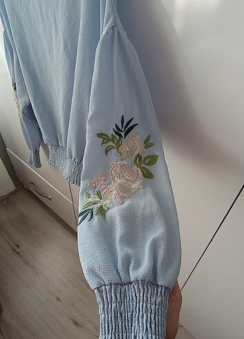38 Beden Bebe mavisi, kolları çiçekli, mevsimlik bluz