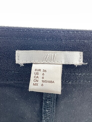 36 Beden siyah Renk H&M Düz Kesim %70 İndirimli.