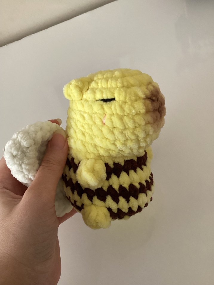 Arılı capybara örgü peluş - Görsel 3