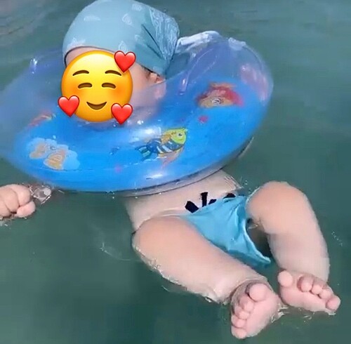 LC Waikiki Bebek boyun simidi ve deniz şortu