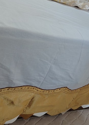 İşlemeli Beyaz Parlak Yatak Örtüsü - Görsel 3