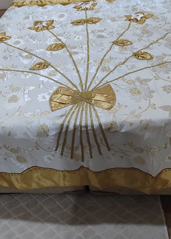 İşlemeli Beyaz Parlak Yatak Örtüsü - Görsel 5