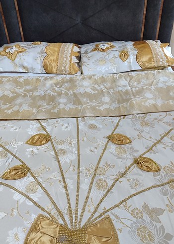 İşlemeli Beyaz Parlak Yatak Örtüsü - Görsel 2