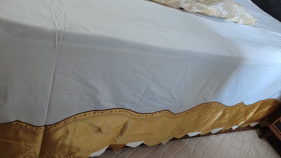 İşlemeli Beyaz Parlak Yatak Örtüsü - Görsel 3