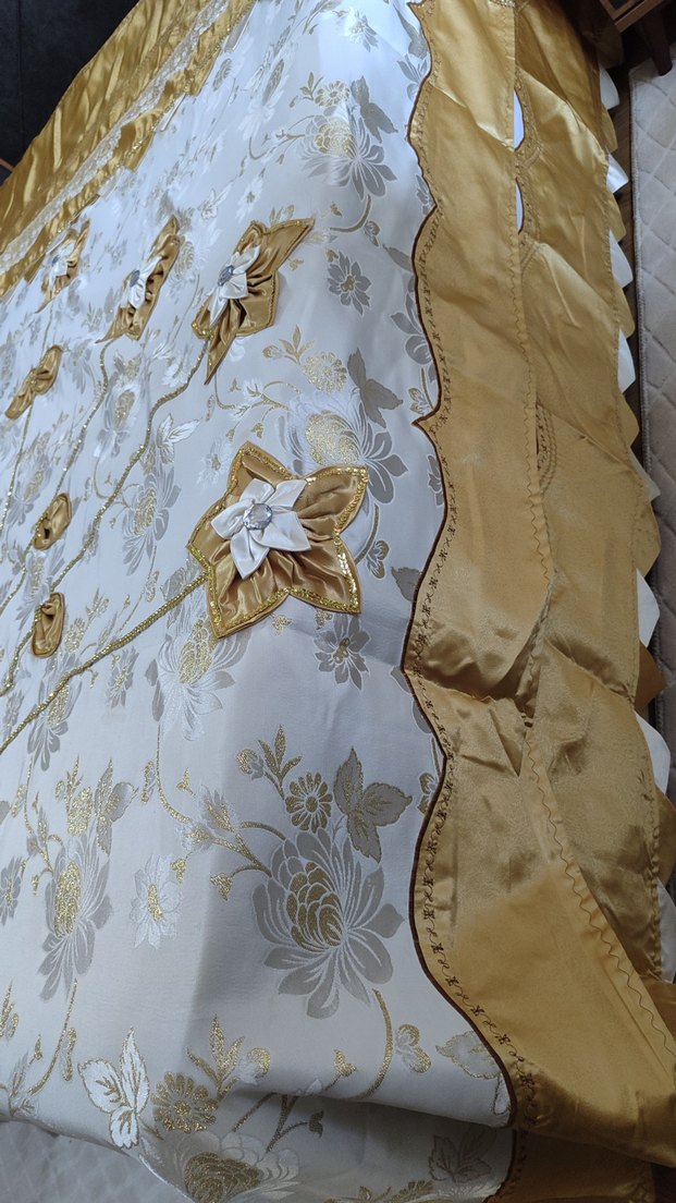 İşlemeli Beyaz Parlak Yatak Örtüsü - Görsel 4