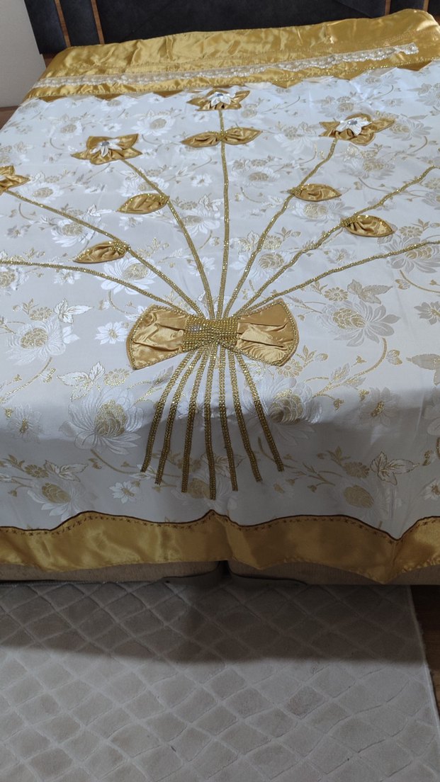 İşlemeli Beyaz Parlak Yatak Örtüsü - Görsel 5
