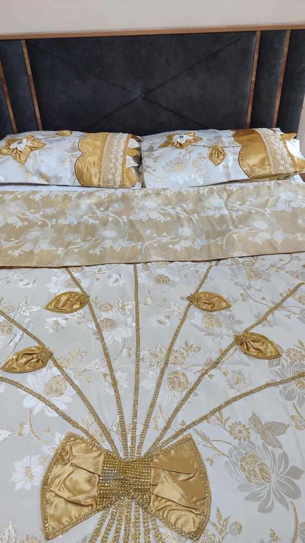 İşlemeli Beyaz Parlak Yatak Örtüsü - Görsel 2