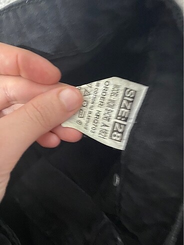 28 Beden siyah yırtık kot şort