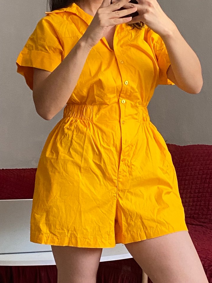 Sarı Düğmeli Kadın Kısa Tulum - Görsel 2