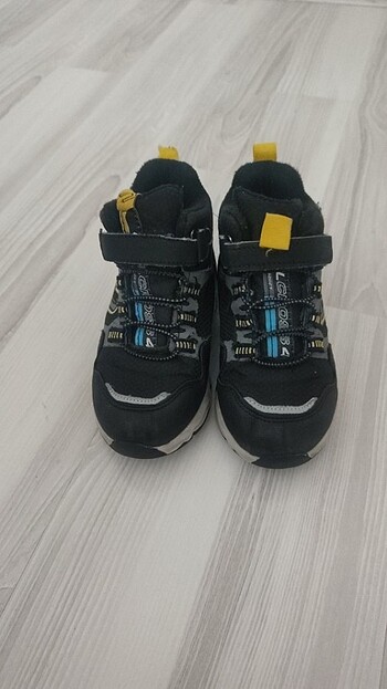27 numara. Su geçirmez. Kışlık bot.