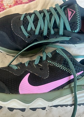 38 Beden Nike Siyah renkli detayları olan Spor ayakkabı