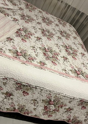 Beyaz Çiçek Desenli Yatak Örtüsü - Görsel 3