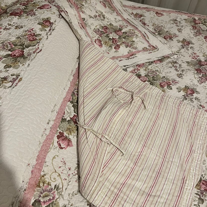 Beyaz Çiçek Desenli Yatak Örtüsü - Görsel 4