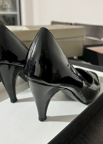 Siyah Parlak Rugan Stiletto Topuklu Kadın Ayakkabı - Görsel 3