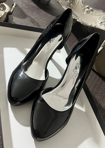 Siyah Parlak Rugan Stiletto Topuklu Kadın Ayakkabı - Görsel 5