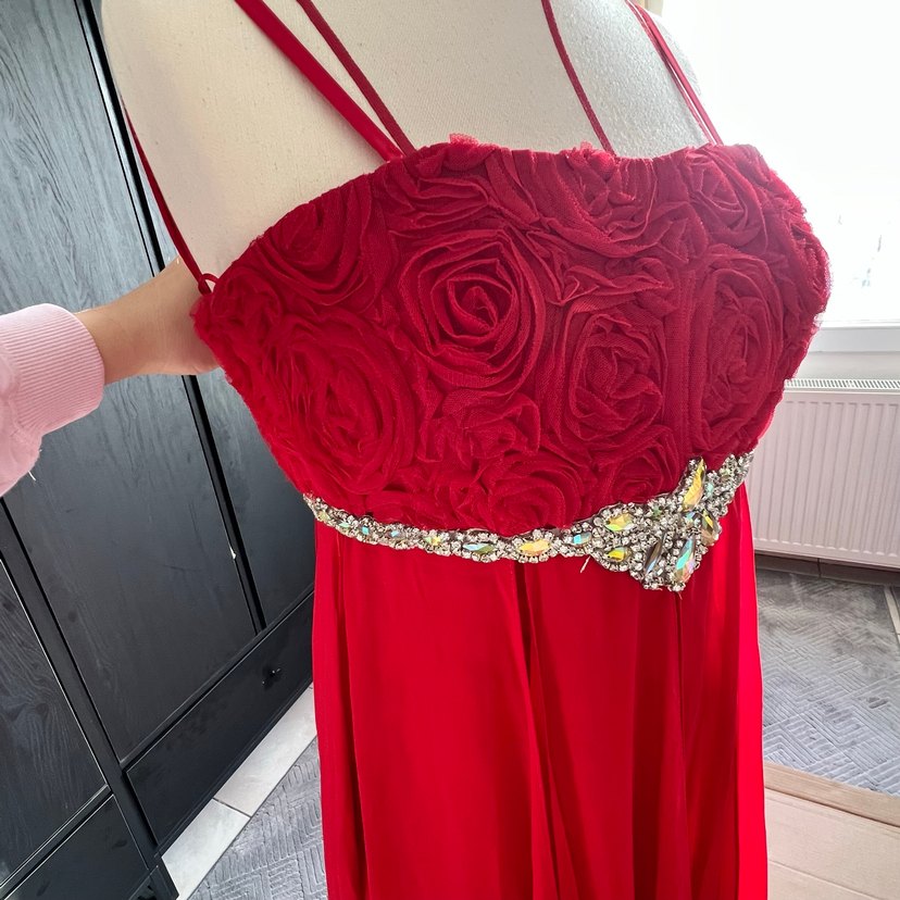 Kırmızı tülden gül kabartmalı Uzun Abiye Elbise - Görsel 4