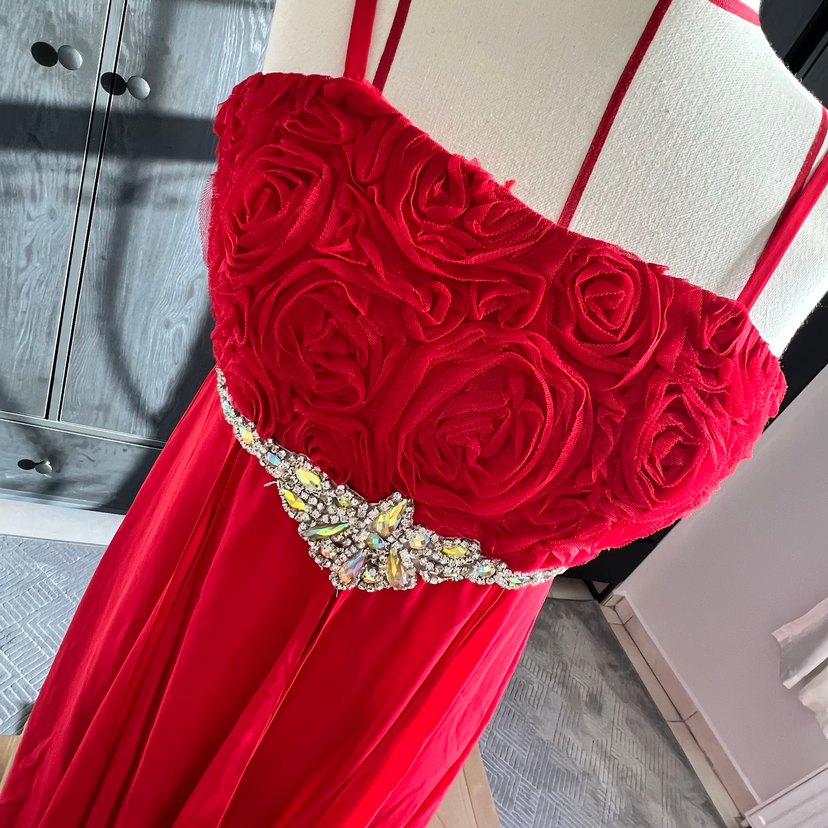 Kırmızı tülden gül kabartmalı Uzun Abiye Elbise - Görsel 3