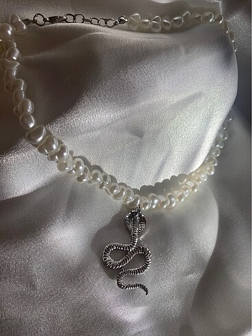 Accessorize inci şahmaran kolye