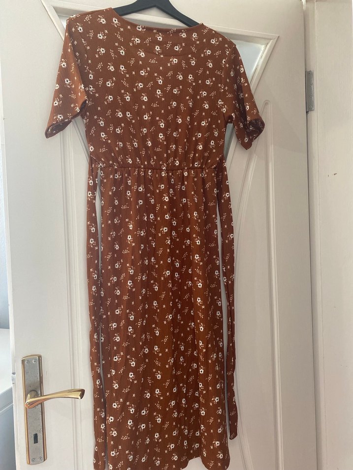 Düğmeli, V Yakalı, Çiçek desenli midi boy elbise - Görsel 2