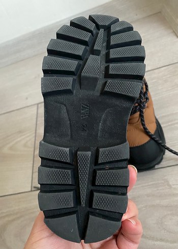 Zara Kahverengi Çocuk Botları Bağcıklı