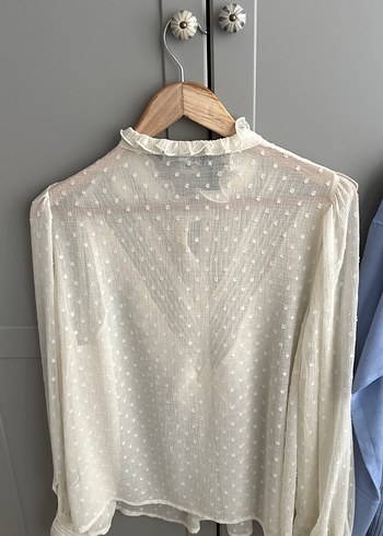 Zara Bej Nakışlı Fırfırlı V Yaka Keten Gömlek