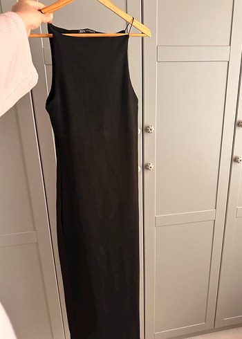 Zara Siyah Uzun İnce Askılı Elbise