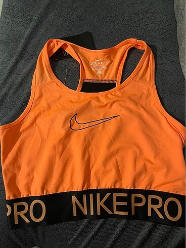 Nike üst