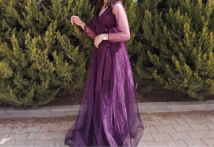 Kadın uzun yırtmaçlı abiye