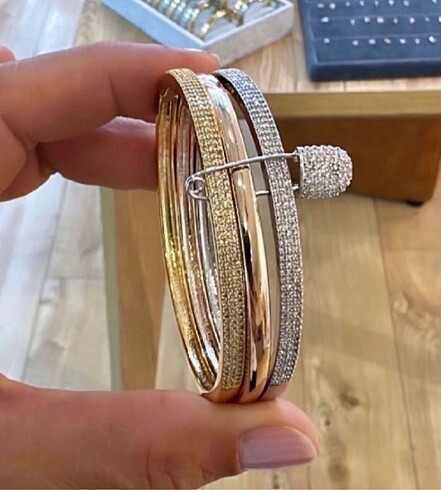 Marka Tasarım Çengel Detaylı Bileklik