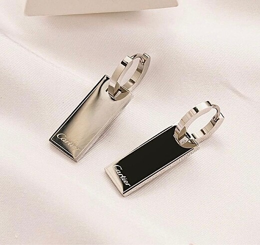 Cartier Marka Logo İşlemeli Küpe