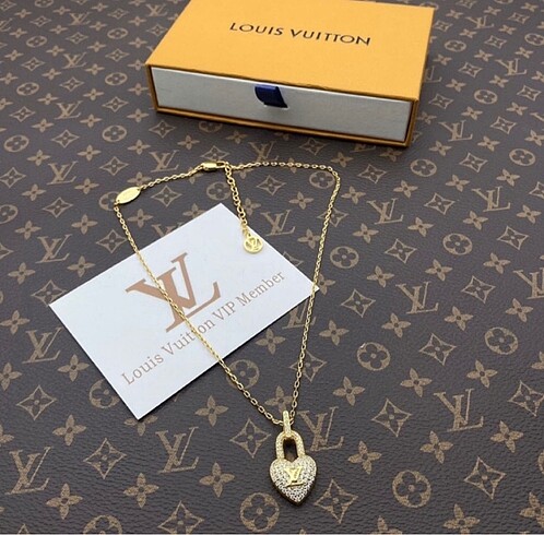 Beden altın Renk Louis Vuitton Marka Kilit Kolye