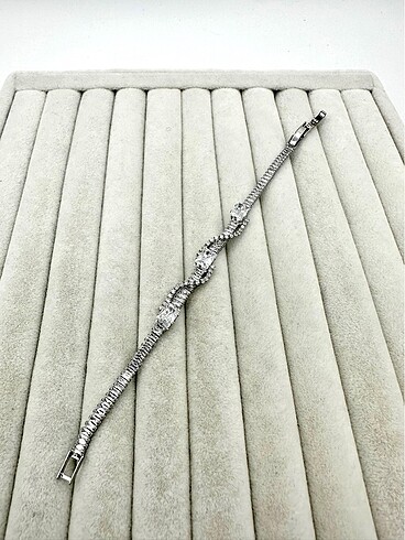 Swarovski Tasarım Baget Detaylı Bileklik