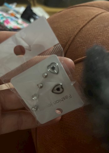 Bej Mini Düğmeli Gri Taşlı Küpe Seti Çelik