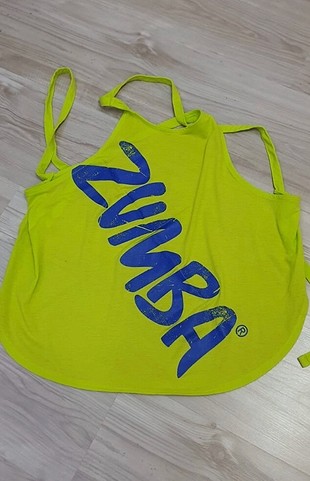 Zumbawear sırtı açık üst, arkadan bağlanıp ayarlanabiliyor.