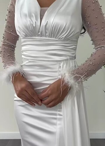 Beyaz saten elbise yırtmaçlı