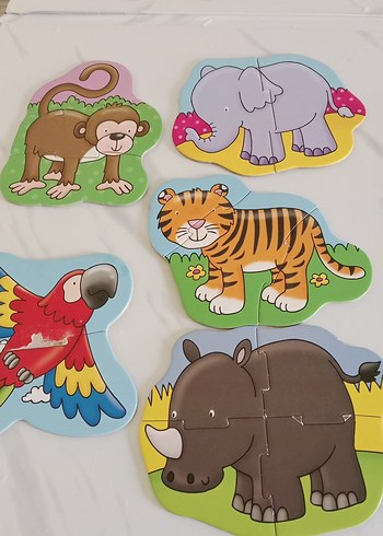 Diğer Çocuklar için Renkli Hayvan Temalı Puzzle