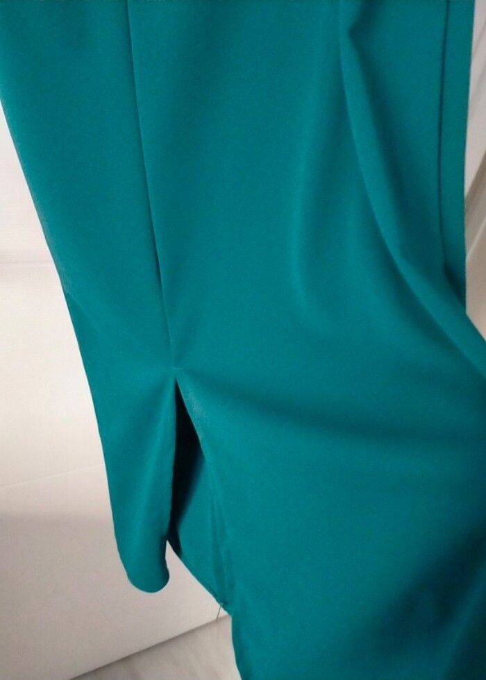 Zümrüt yeşili abiye elbise - Görsel 3