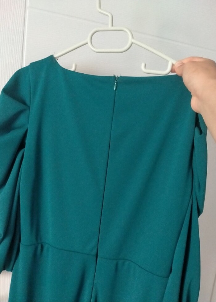 Zümrüt yeşili abiye elbise - Görsel 4