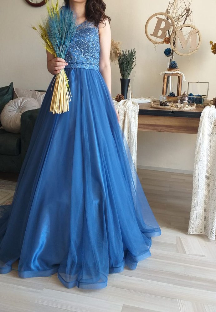 Mavi Nakışlı Uzun Nişan Elbisesi - Görsel 3