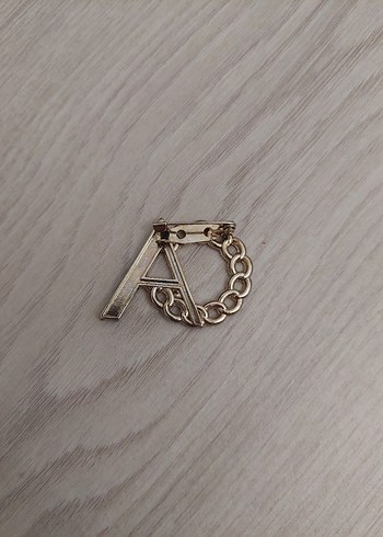 Zincir Detaylı Gümüş Renkli A Harfi Broş Yaka İğnesi - Görsel 2