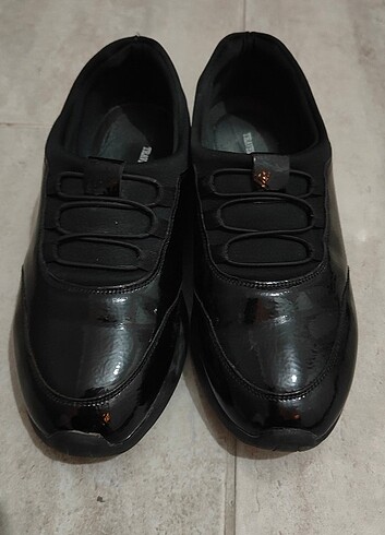 37 Beden siyah Renk Travelsoft rugan ayakkabı 
