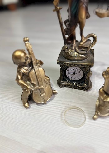 Koyu Altın Renkli Adalet ve Müzik Figürleri - Görsel 7