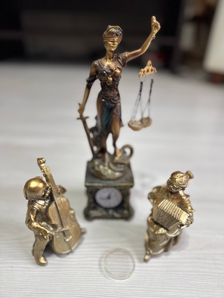 Koyu Altın Renkli Adalet ve Müzik Figürleri - Görsel 3