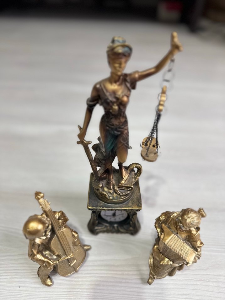 Koyu Altın Renkli Adalet ve Müzik Figürleri - Görsel 4