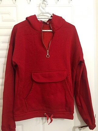 Kırmızı kapşollu sweatshirt