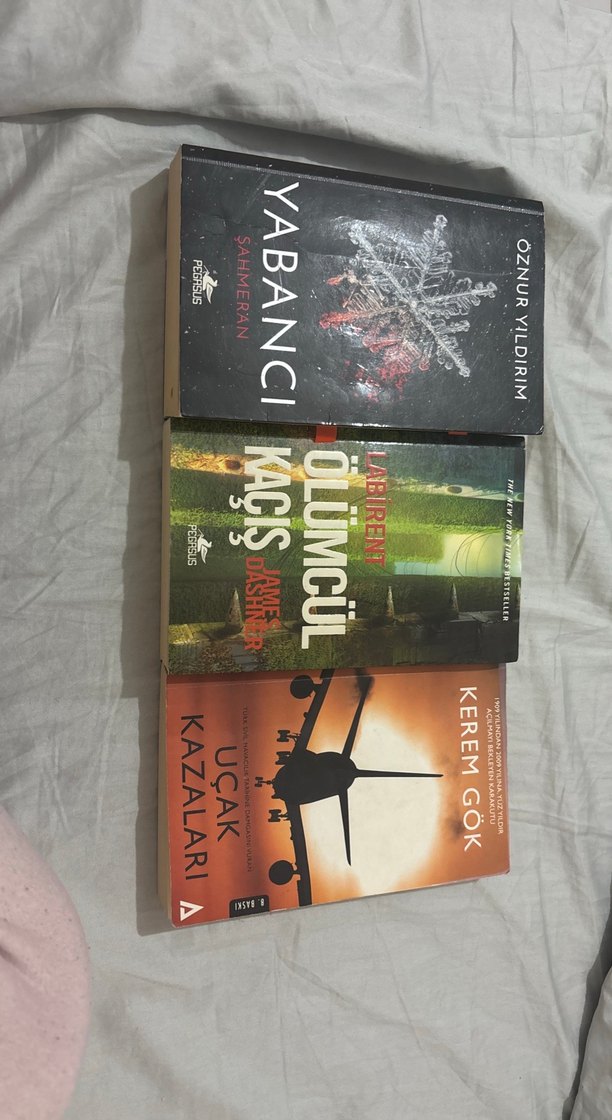 3 ad. kitap ve kitaplardan birinde yazarın kendi kaleminden not. - Görsel 2