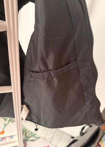 Siyah Kapüşonlu Mudo Kısa Kadın Mont Yelek - Görsel 3