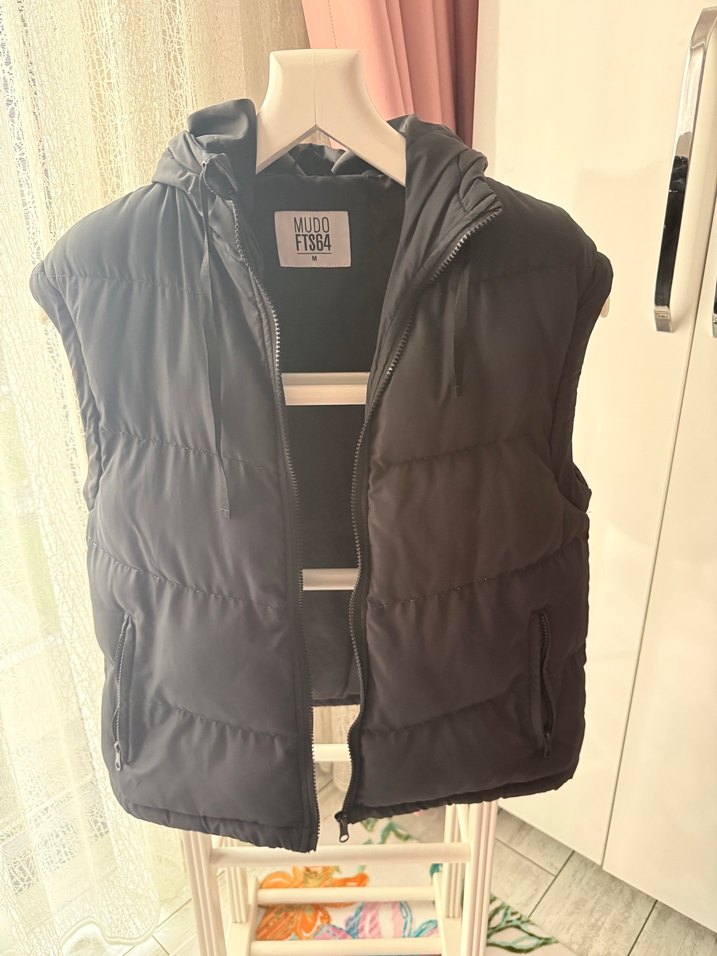 Siyah Kapüşonlu Mudo Kısa Kadın Mont Yelek - Görsel 4